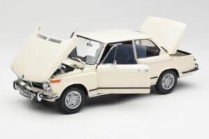 BMW 2002 Vit Kyosho 1:18 08541W Metall — bild 2 av 8