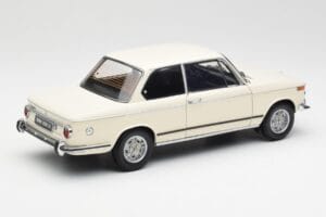 BMW 2002 Vit Kyosho 1:18 08541W Metall — bild 3 av 8