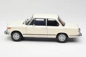 BMW 2002 Vit Kyosho 1:18 08541W Metall — bild 4 av 8