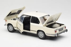 BMW 2002 Vit Kyosho 1:18 08541W Metall — bild 5 av 8