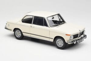 BMW 2002 Vit Kyosho 1:18 08541W Metall — bild 6 av 8