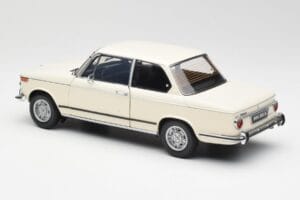 BMW 2002 Vit Kyosho 1:18 08541W Metall — bild 7 av 8