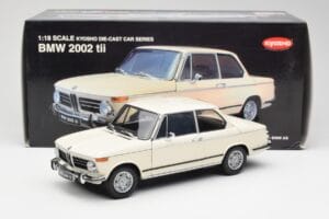 BMW 2002 Vit Kyosho 1:18 08541W Metall — bild 8 av 8