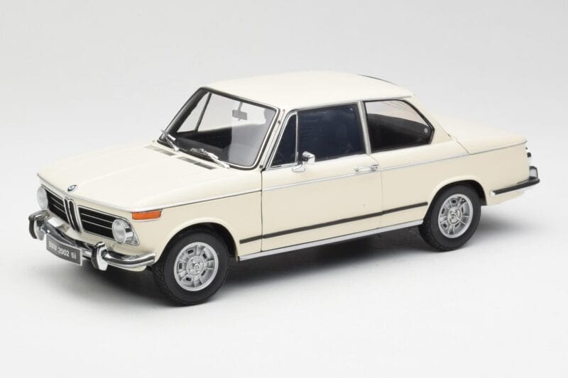 BMW 2002 Vit Kyosho 1:18 08541W Metall