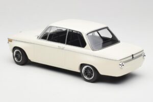 BMW 2002 Vit Plain Body Version Minichamps 1:18 155702600 Metall — bild 5 av 6