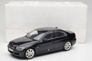 BMW 330i E46 Svart Kyosho 1:18 08731RB Metall — bild 8 av 8