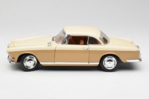 BMW 503 Beige Revell 1:18 8832 Metall — bild 4 av 8