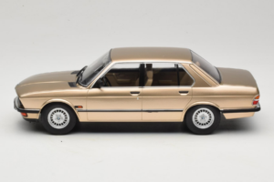BMW 520i E28 Gold Metallic IXO 1:18 18CMC184 Metall — bild 3 av 6