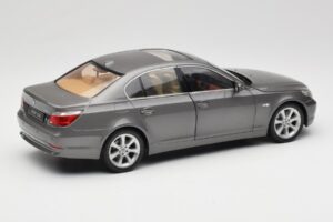 BMW 530i E60 Grey Metallic Revell 1:18 08841 Metall — bild 3 av 8