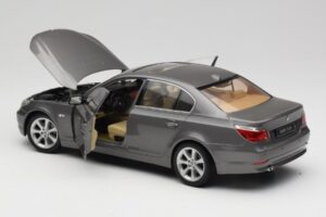 BMW 530i E60 Grey Metallic Revell 1:18 08841 Metall — bild 5 av 8