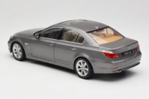 BMW 530i E60 Grey Metallic Revell 1:18 08841 Metall — bild 7 av 8