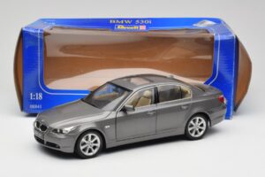 BMW 530i E60 Grey Metallic Revell 1:18 08841 Metall — bild 8 av 8