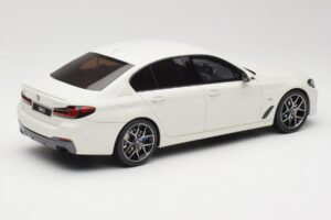 BMW 545e xDrive M-Sport G30 Vit GT Spirit 1:18 GT496 Resin — bild 2 av 6