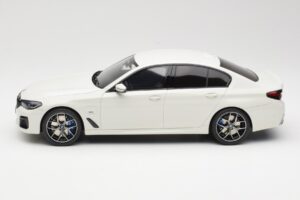 BMW 545e xDrive M-Sport G30 Vit GT Spirit 1:18 GT496 Resin — bild 3 av 6