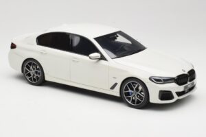 BMW 545e xDrive M-Sport G30 Vit GT Spirit 1:18 GT496 Resin — bild 4 av 6