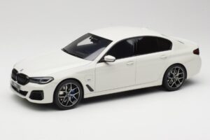 BMW 545e xDrive M-Sport G30 Vit GT Spirit 1:18 GT496 Resin
