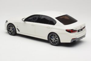 BMW 545e xDrive M-Sport G30 Vit GT Spirit 1:18 GT496 Resin — bild 5 av 6