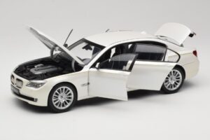 BMW 7 Series F02 760Li Brilliant White Kyosho 1:18 08783BRW Metall — bild 2 av 8