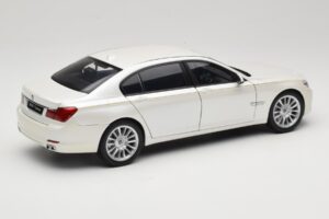 BMW 7 Series F02 760Li Brilliant White Kyosho 1:18 08783BRW Metall — bild 3 av 8