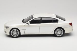 BMW 7 Series F02 760Li Brilliant White Kyosho 1:18 08783BRW Metall — bild 4 av 8