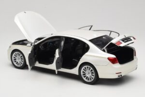 BMW 7 Series F02 760Li Brilliant White Kyosho 1:18 08783BRW Metall — bild 5 av 8