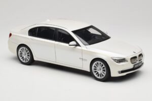 BMW 7 Series F02 760Li Brilliant White Kyosho 1:18 08783BRW Metall — bild 6 av 8