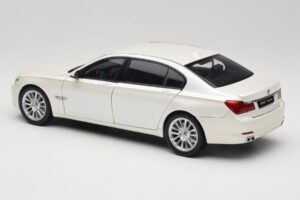 BMW 7 Series F02 760Li Brilliant White Kyosho 1:18 08783BRW Metall — bild 7 av 8