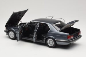 BMW 730i E32 Grey Metallic Minichamps 1:18 100023005 Metall — bild 5 av 8
