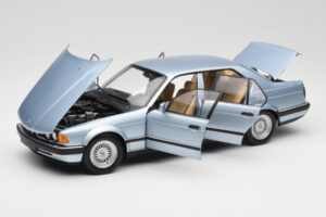 BMW 730i E32 Ljusblå Metallic Minichamps 1:18 100023008 Metall — bild 2 av 8