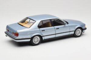 BMW 730i E32 Ljusblå Metallic Minichamps 1:18 100023008 Metall — bild 3 av 8