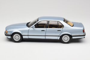 BMW 730i E32 Ljusblå Metallic Minichamps 1:18 100023008 Metall — bild 4 av 8