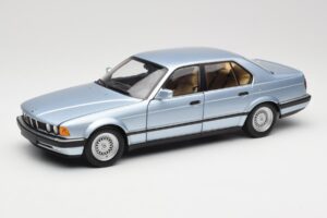BMW 730i E32 Ljusblå Metallic Minichamps 1:18 100023008 Metall