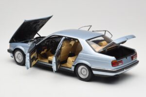 BMW 730i E32 Ljusblå Metallic Minichamps 1:18 100023008 Metall — bild 5 av 8