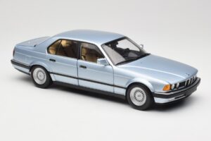 BMW 730i E32 Ljusblå Metallic Minichamps 1:18 100023008 Metall — bild 6 av 8