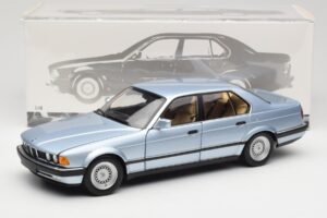 BMW 730i E32 Ljusblå Metallic Minichamps 1:18 100023008 Metall — bild 8 av 8