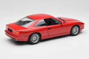 BMW 850Ci E31 Brilliant Red Revell 1:18 8827 Metall — bild 3 av 8
