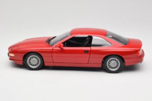 BMW 850Ci E31 Brilliant Red Revell 1:18 8827 Metall — bild 4 av 8