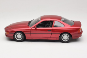 BMW 850i E31 Röd Tchibo 1:18 36157 Metall — bild 4 av 8