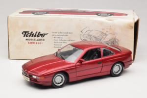 BMW 850i E31 Röd Tchibo 1:18 36157 Metall — bild 8 av 8
