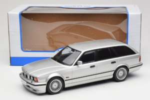 BMW Alpina B10 E34 4.6 Touring Silver MCG 1:18 MCG18332MCW Metall — bild 6 av 6