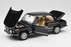 BMW 2002 L E10 Svart AUTOart 1:18 70603 Metall — bild 2 av 8