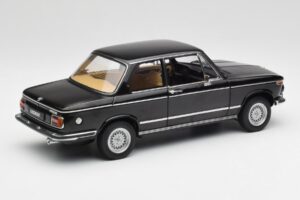 BMW 2002 L E10 Svart AUTOart 1:18 70603 Metall — bild 3 av 8