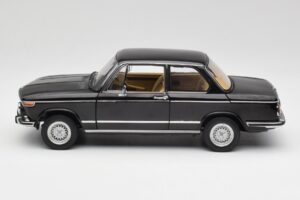BMW 2002 L E10 Svart AUTOart 1:18 70603 Metall — bild 4 av 8