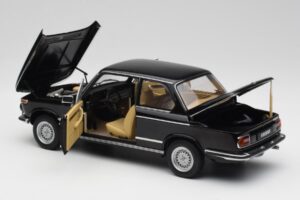 BMW 2002 L E10 Svart AUTOart 1:18 70603 Metall — bild 5 av 8
