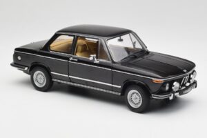 BMW 2002 L E10 Svart AUTOart 1:18 70603 Metall — bild 6 av 8