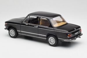 BMW 2002 L E10 Svart AUTOart 1:18 70603 Metall — bild 7 av 8