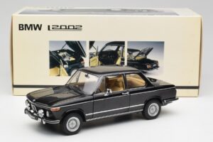 BMW 2002 L E10 Svart AUTOart 1:18 70603 Metall — bild 8 av 8