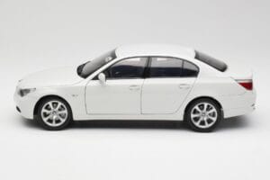 BMW E60 545i Alpine Vit Kyosho 1:18 08591W Metall — bild 4 av 8