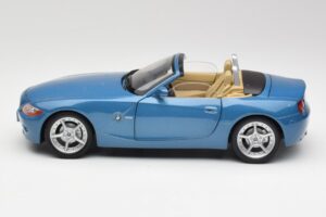 BMW Z4 E85 Maldives Blue Bburago 1:18 34046BLUE Metall — bild 4 av 8