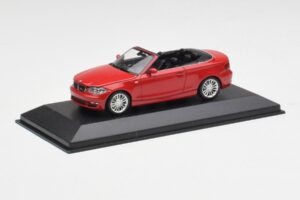 BMW 1-serie E88 Cabriolet Karmosinröd Minichamps 1:43 431026230 Metall — bild 2 av 5